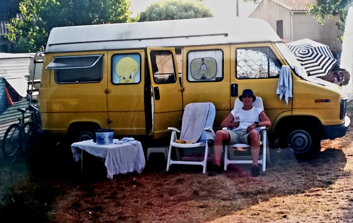De eerste camper — een gele Fiat Ducato uit 1997