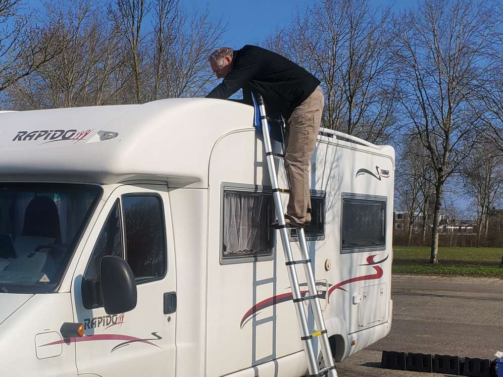 Keurmeester inspecteert een camper op locatie