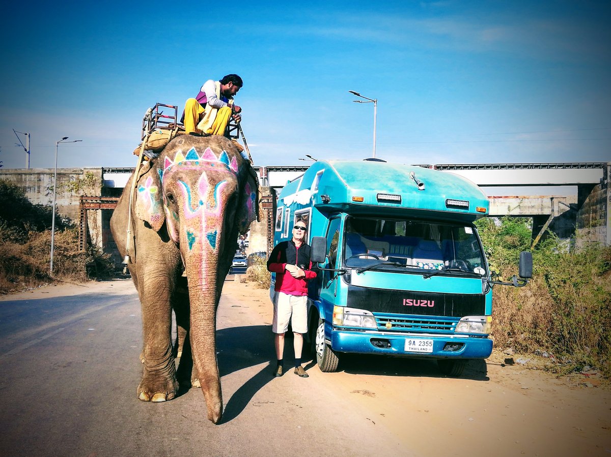 Onderweg in Thailand — camper naast een olifant